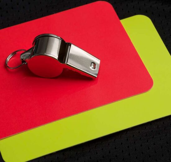 Como surgiram os cartões amarelo e vermelho no futebol?